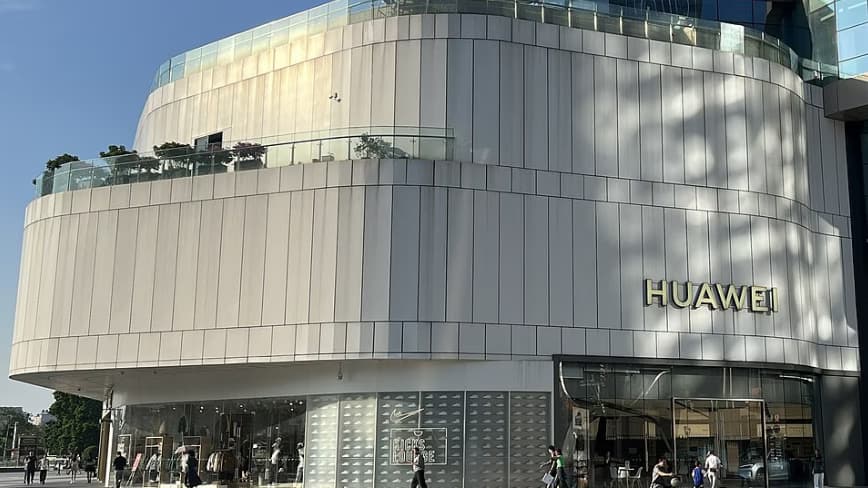 Huawei's Secret Chip Lab Aired on CCTV Ahead of Trump Visit
